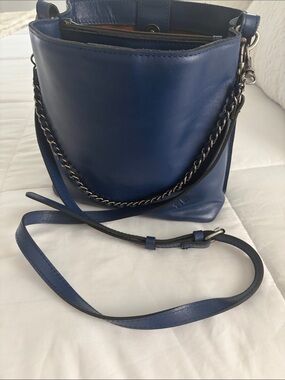 Patricia Nash Navy Leather Crossbody/shoulder bag  with Chain Accent 💙💙💙💙💙💙💙💙